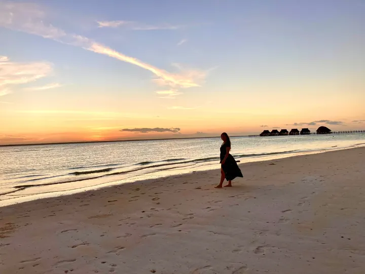 Zachód słońca nad plażą na Zanzibarze